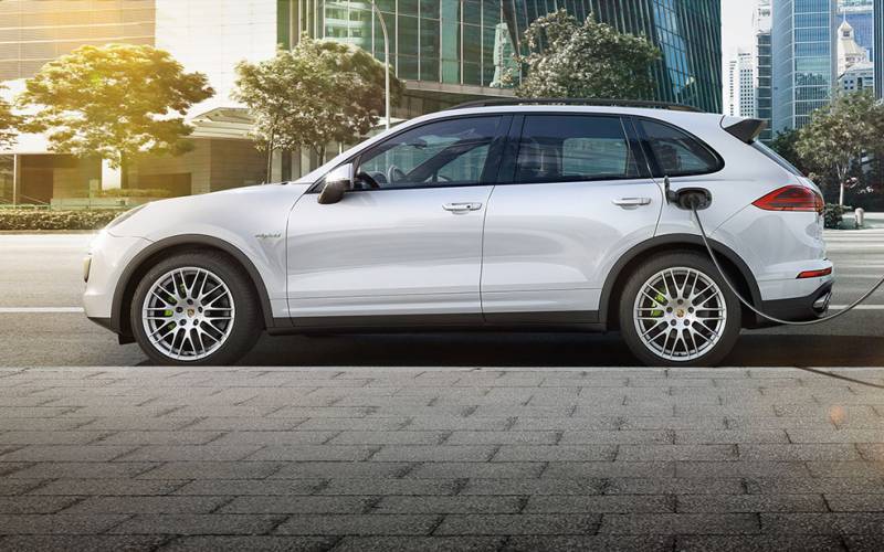 Porsche Cayenne Hybrid 2017 SUV Drive